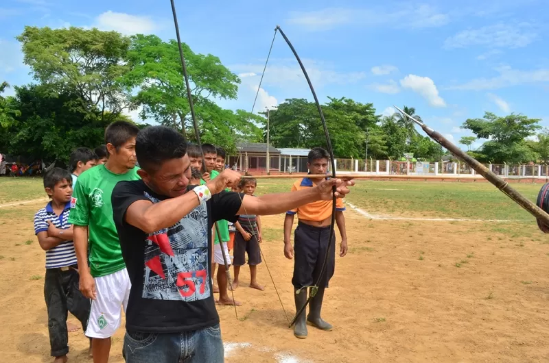 Compitiendo en una actividad del quehacer diario de una comunidad indígena.